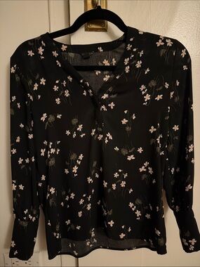 Ann Taylor Black Floral V-Neck Long-Sleeve Blouse